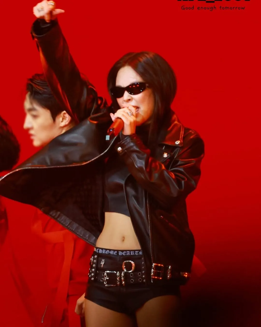 Khép lại đêm trao giải, Jennie bước lên sân khấu với trang phục Chrome Hearts custom
