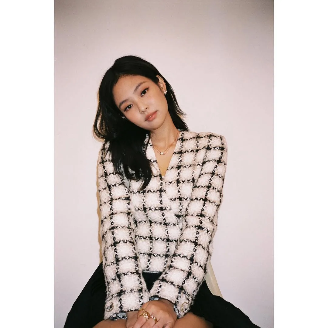 Jennie mặc áo cropctop tweed màu trắng