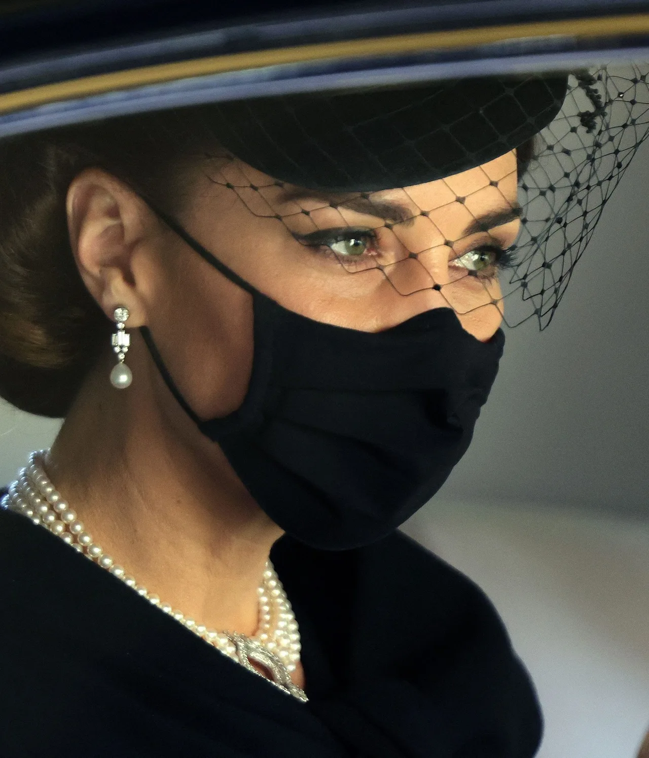Cận cảnh đôi hoa tai ngọc trai Bahrain của công nương Kate Middleton