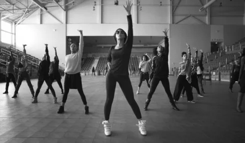 thoi-trang-the-thao-topshop-x-beyonce-se-ra-mat-vao-nam-2016 2