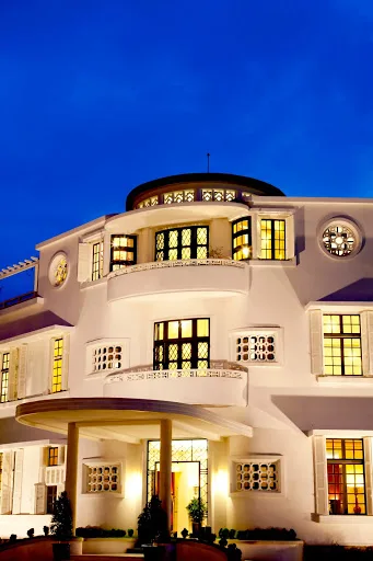 Mặt tiền của khách sạn với đường nét cong nhưng mạnh mẽ