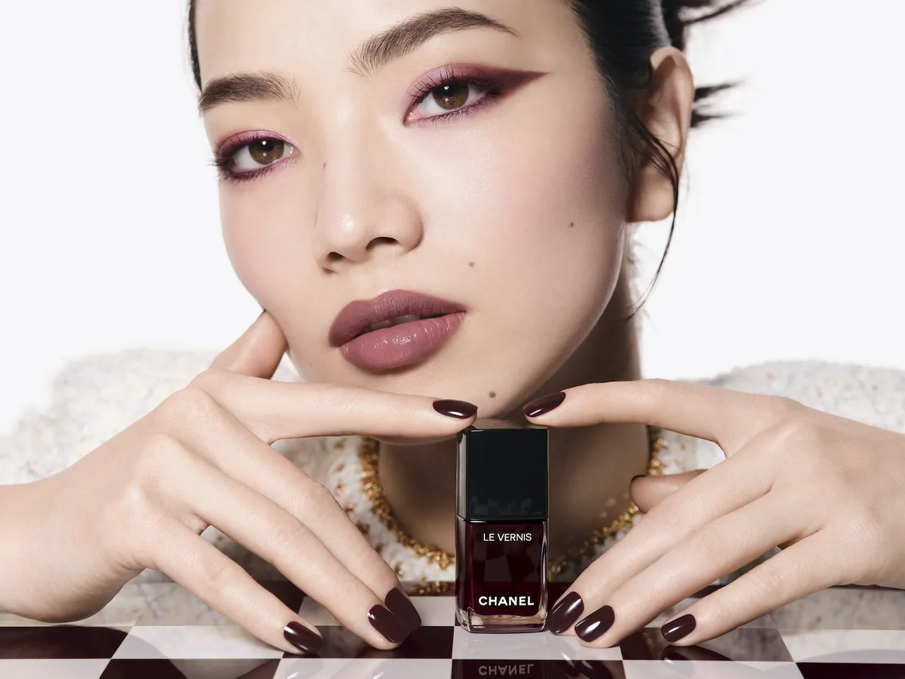 Sắc thái hồng rực rỡ hiện đại của dòng sơn móng Chanel Le Vernis 2026.