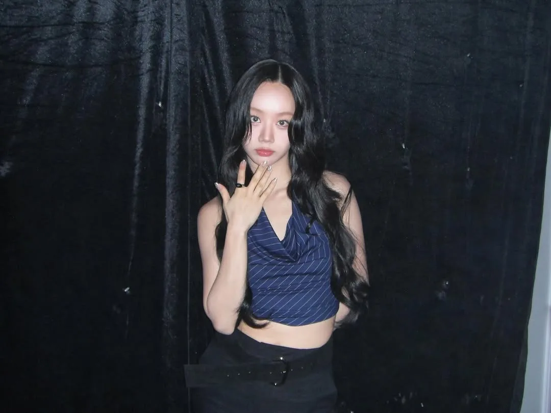 Lee Hyeri diện áo cổ yếm