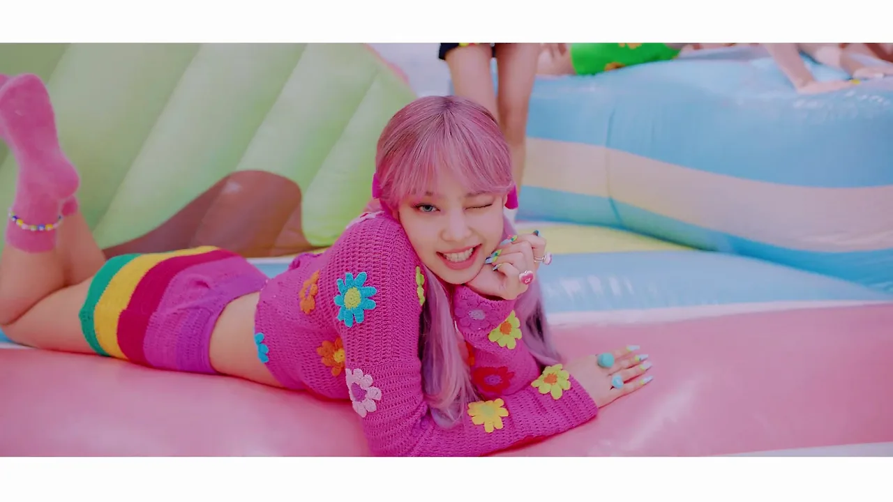 Jennie blackpink mặc đồ đan móc trong mv ice cream