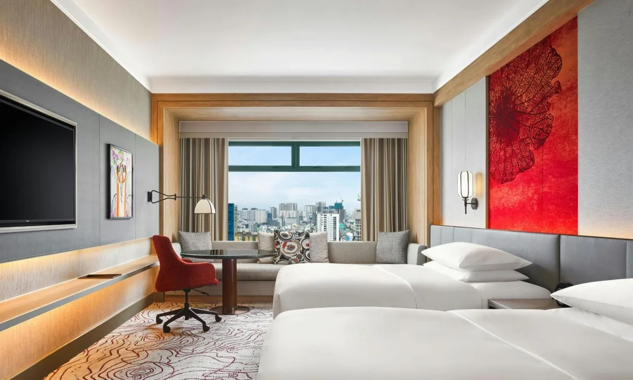 Ngắm pháo hoa tuyệt đẹp tại Sheraton Saigon Grand Opera Hotel.