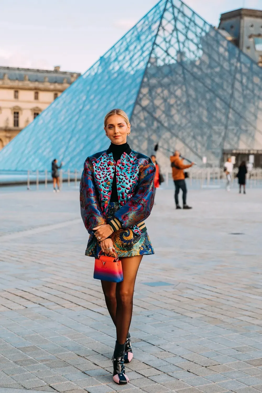 chiara ferragani mặc áo bomber
