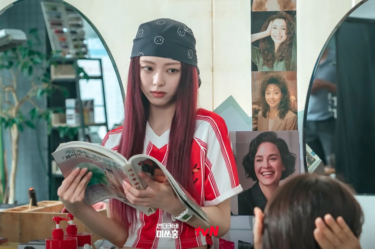 Bối cảnh retro của Undercover Miss Hong 3