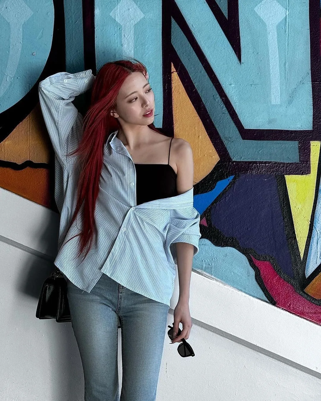 Yuna phối áo sơ mi rộng