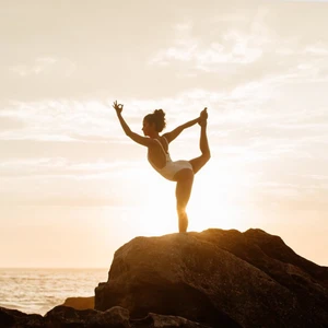 cô gái tập yoga thể dục tăng sức đề kháng