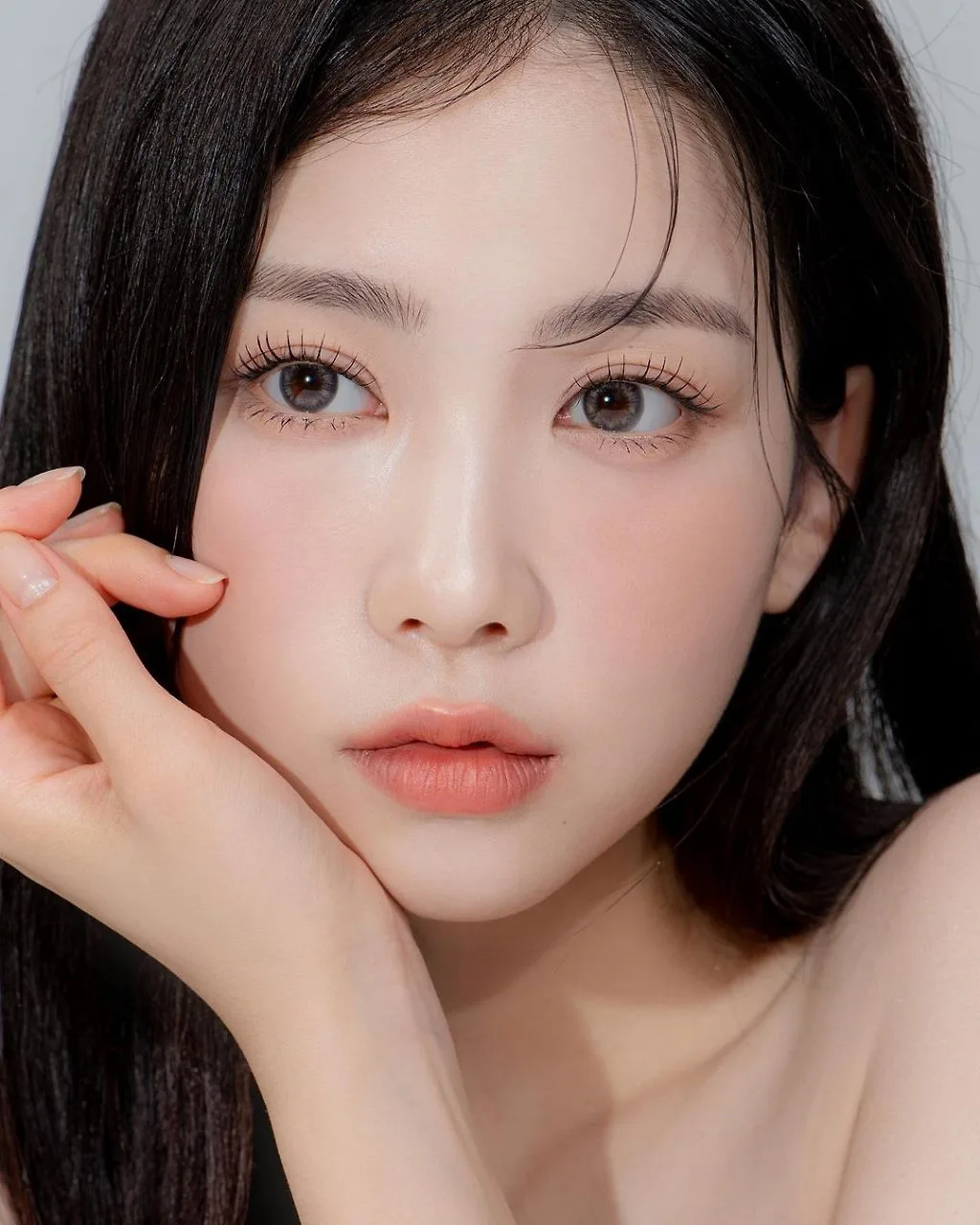 Xịt khóa trang điểm giúp lớp nền lì mịn. Xịt khóa trang điểm giúp lớp nền lì mịn.