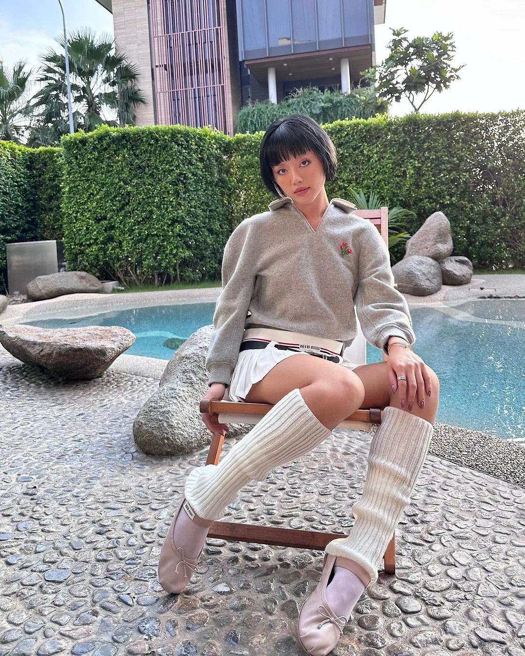 cô em trendy bắt trend balletcore với thương hiệu thời trang Miu Miu