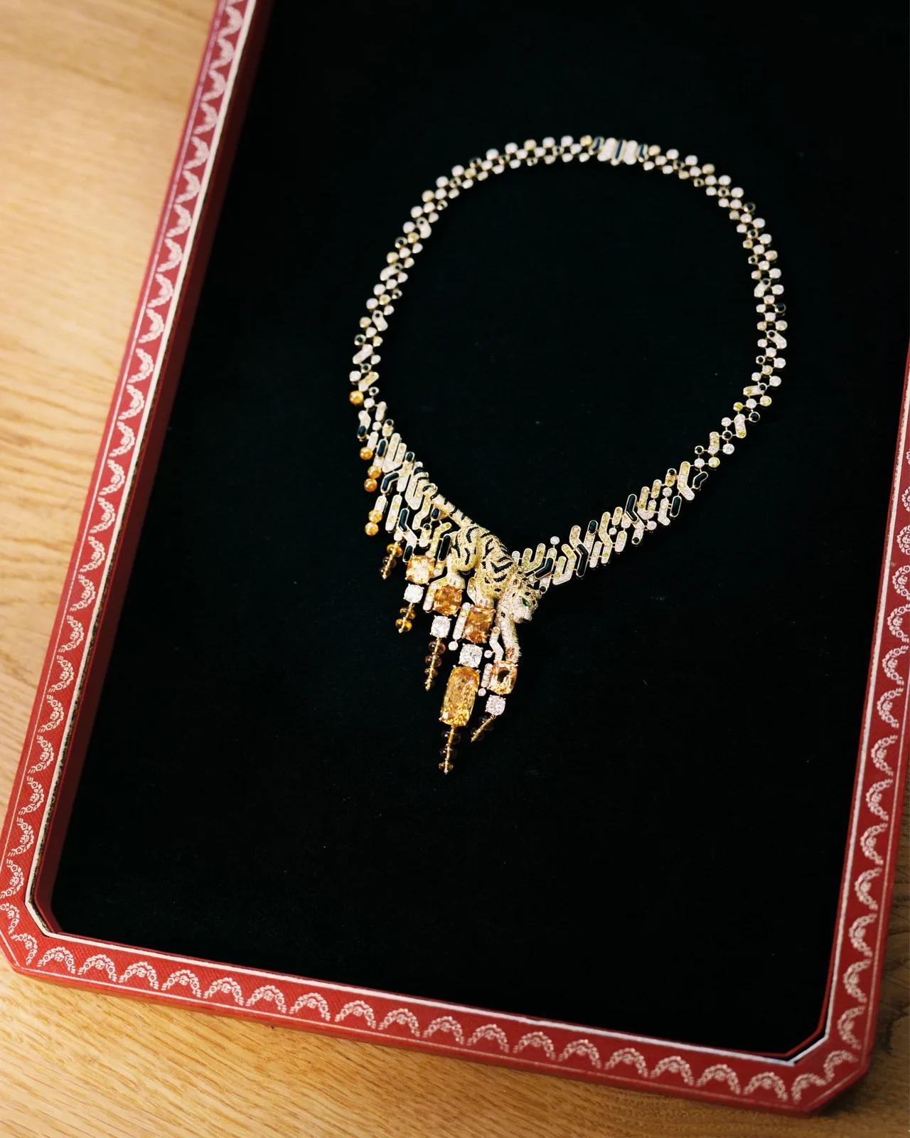Zoe Saldaña ghé thăm xưởng chế tác trang sức cao cấp của Cartier trước thềm ra mắt BST Le Chœur des Pierres