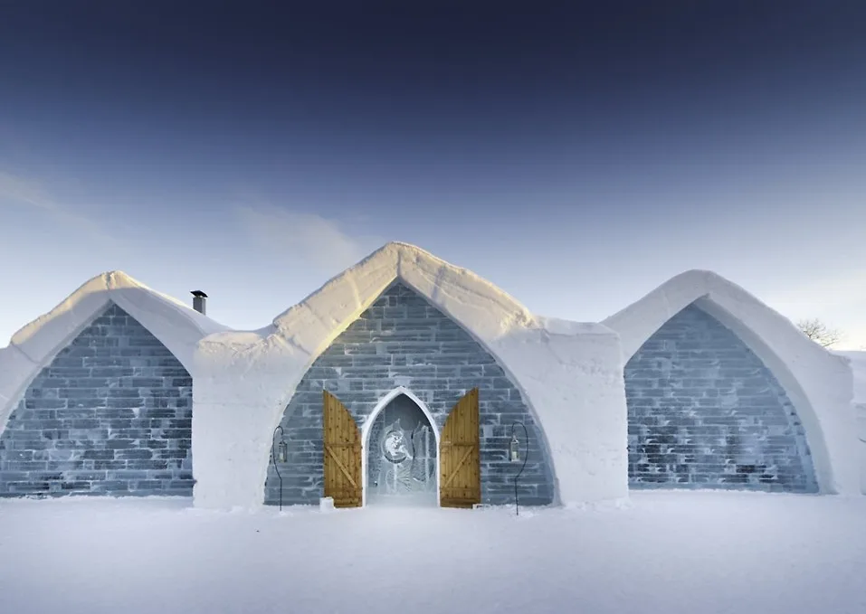 Ice Hotel chỉ hoạt động vào mùa đông sẽ mất khoảng sáu tuần để hoàn thành toàn bộ phòng ốc và khuôn viên của khách sạn với diện tích khoảng 2972.9 m2.