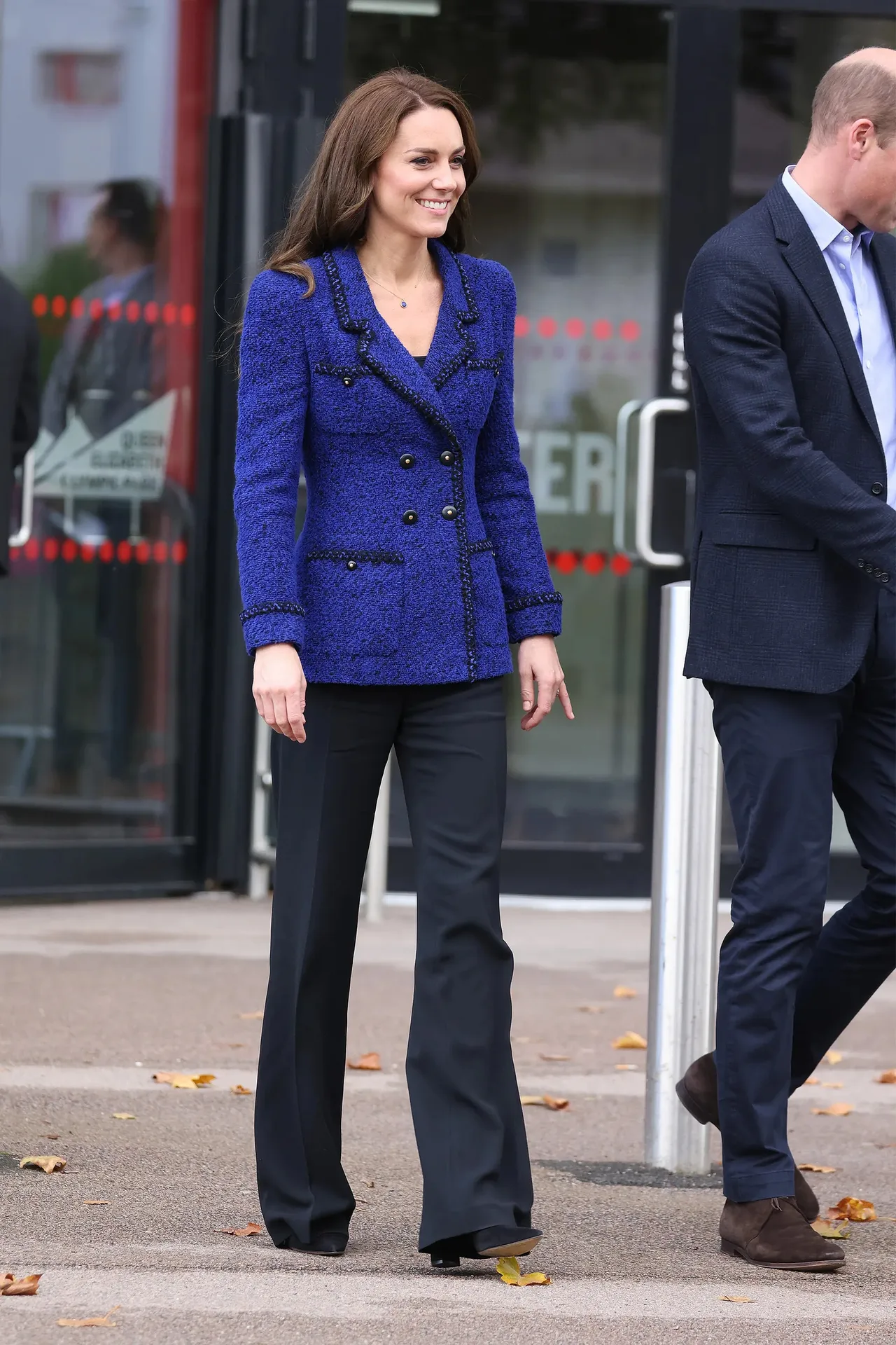 Kate Middleton với thiết kế quần suông đen