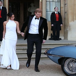 Công nương Meghan Markle gợi cảm trong chiếc váy cưới thứ hai từ NTK Stella McCartney