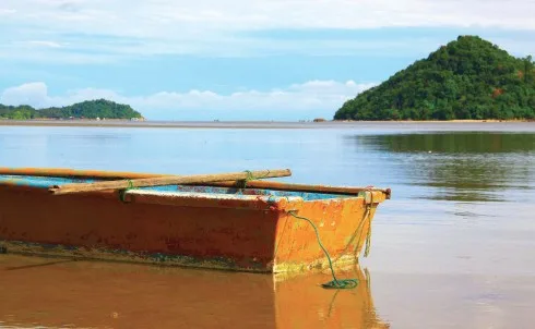 Một con thuyền kiểu truyền thống của người dân địa phương.