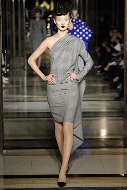 Những chi tiết draping này gợi nhớ tới phong cách thiết kế quen thuộc của Vivienne Westwood