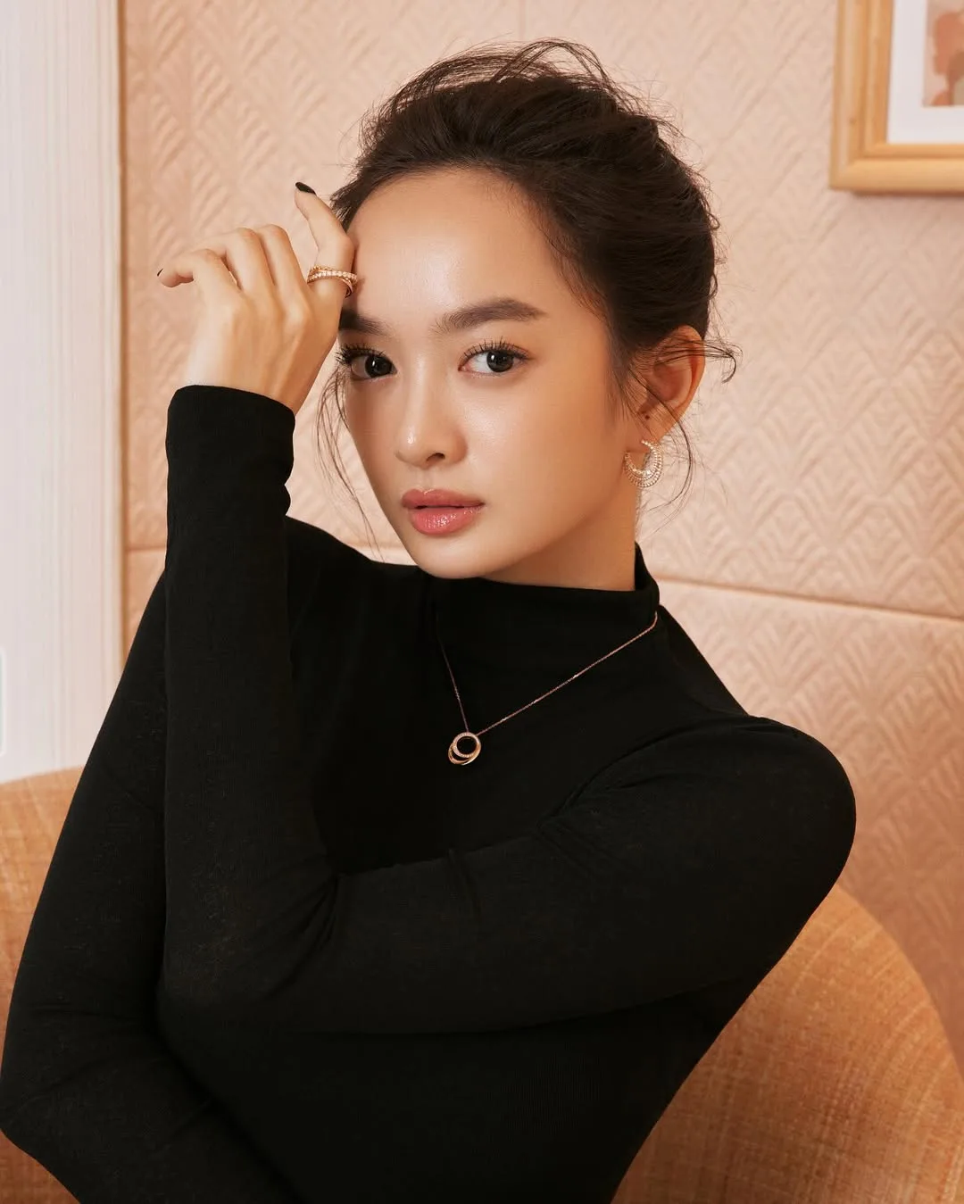 kaitynguyen váy đen cao cổ