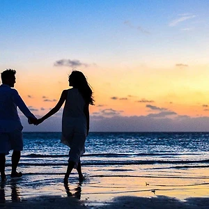 cặp đôi đi dạo trên bờ biển
