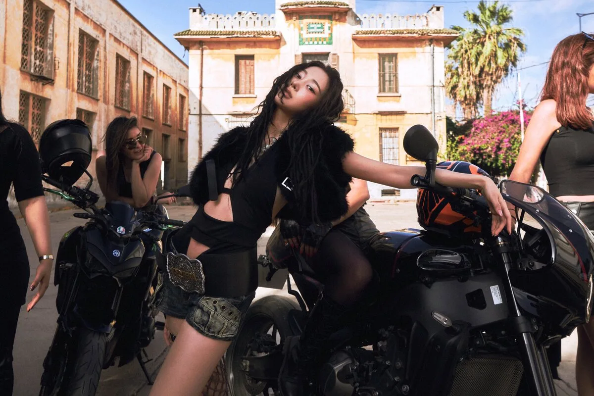 áo lông vũ thời trang MV Rich Man của aespa