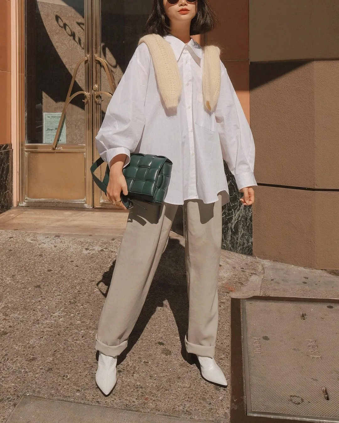 cô gái phối layer với áo sơ mi trắng và choàng áo sweater