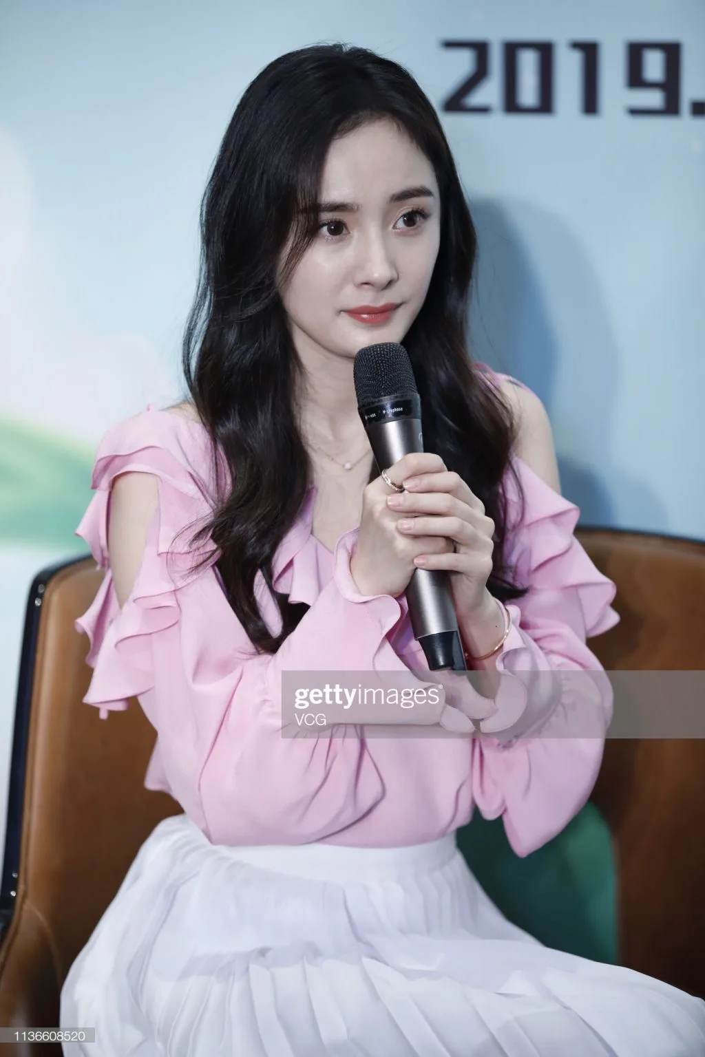 Dương Mịch diện áo hồng cùng chân váy trắng