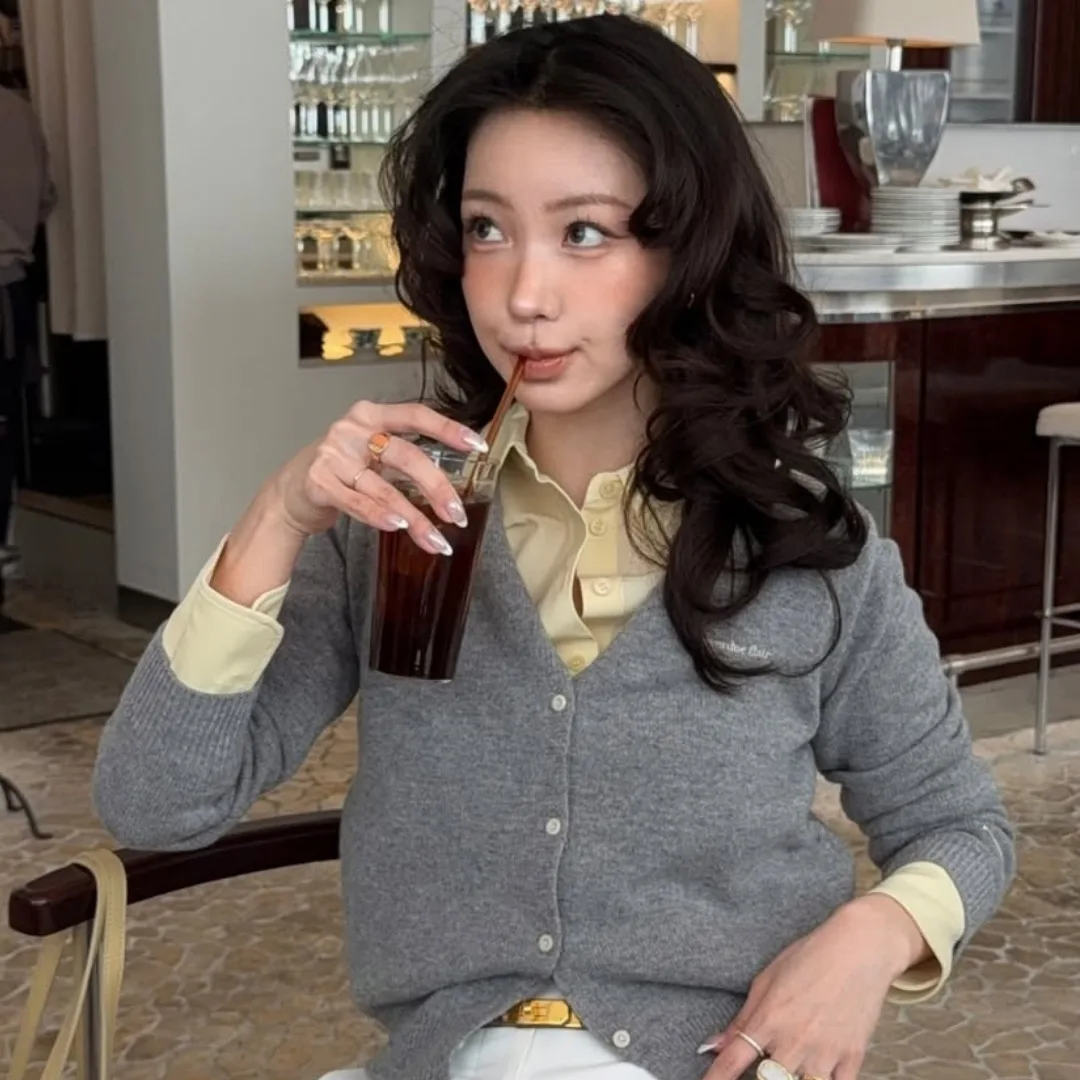 cô gái đang uống cà phê