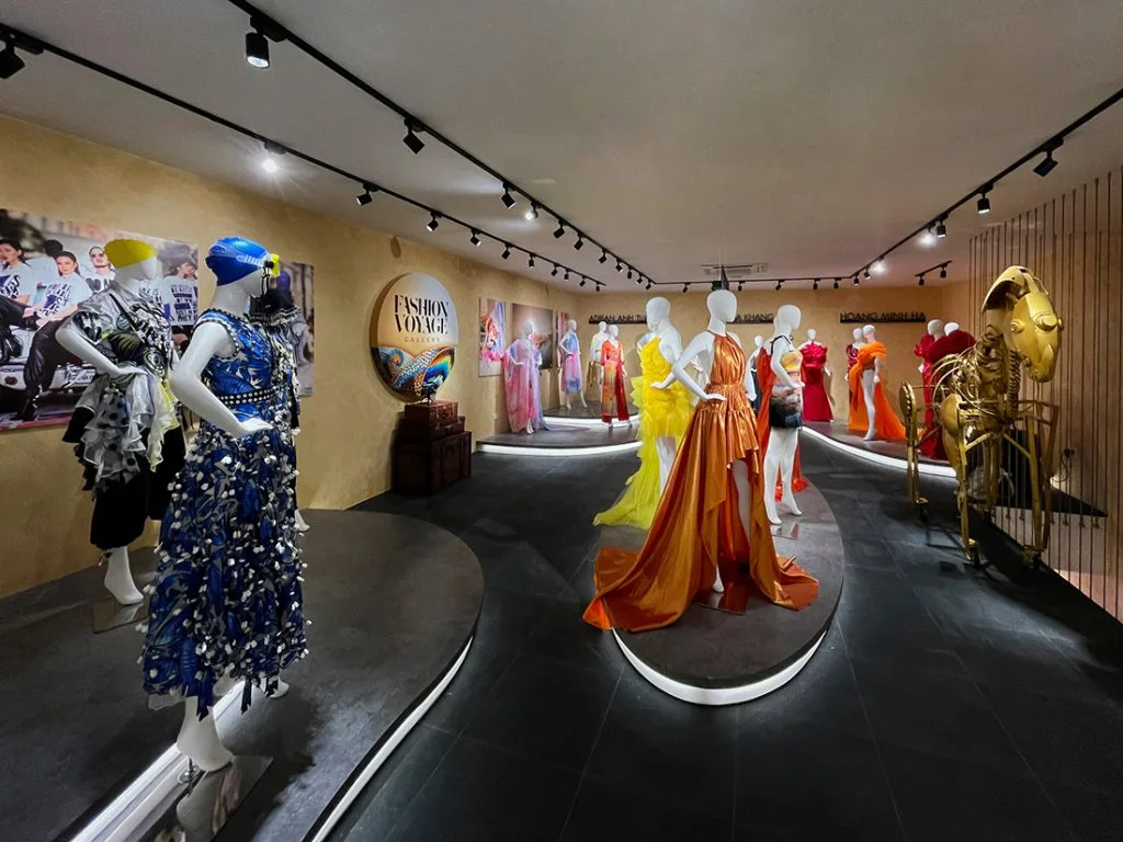 Bảo tàng thời trang Fashion Voyage Gallery là nơi lưu trữ, trưng bày, triển lãm các bộ sưu tập thời trang, các tác phẩm nghệ thuật về thời trang hay tư liệu của một trong những chuỗi sự kiện thời trang đẳng cấp quốc tế tại Việt Nam Bảo tàng thời trang Fashion Voyage Gallery là nơi lưu trữ, trưng bày, triển lãm các bộ sưu tập thời trang, các tác phẩm nghệ thuật về thời trang hay tư liệu của một trong những chuỗi sự kiện thời trang đẳng cấp quốc tế tại Việt Nam