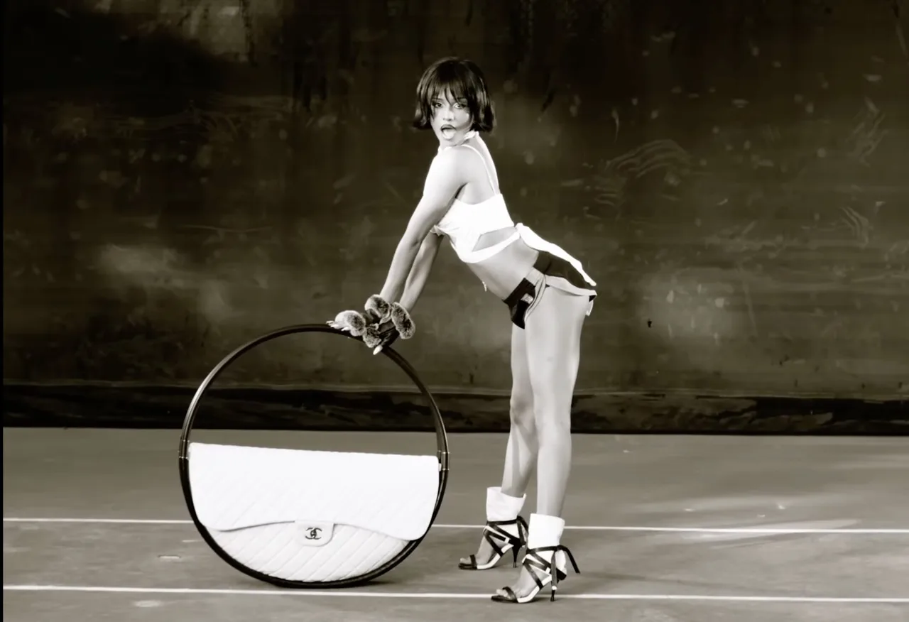 Tyla cùng túi Hula Hoop cả Chanel trong MV mới.