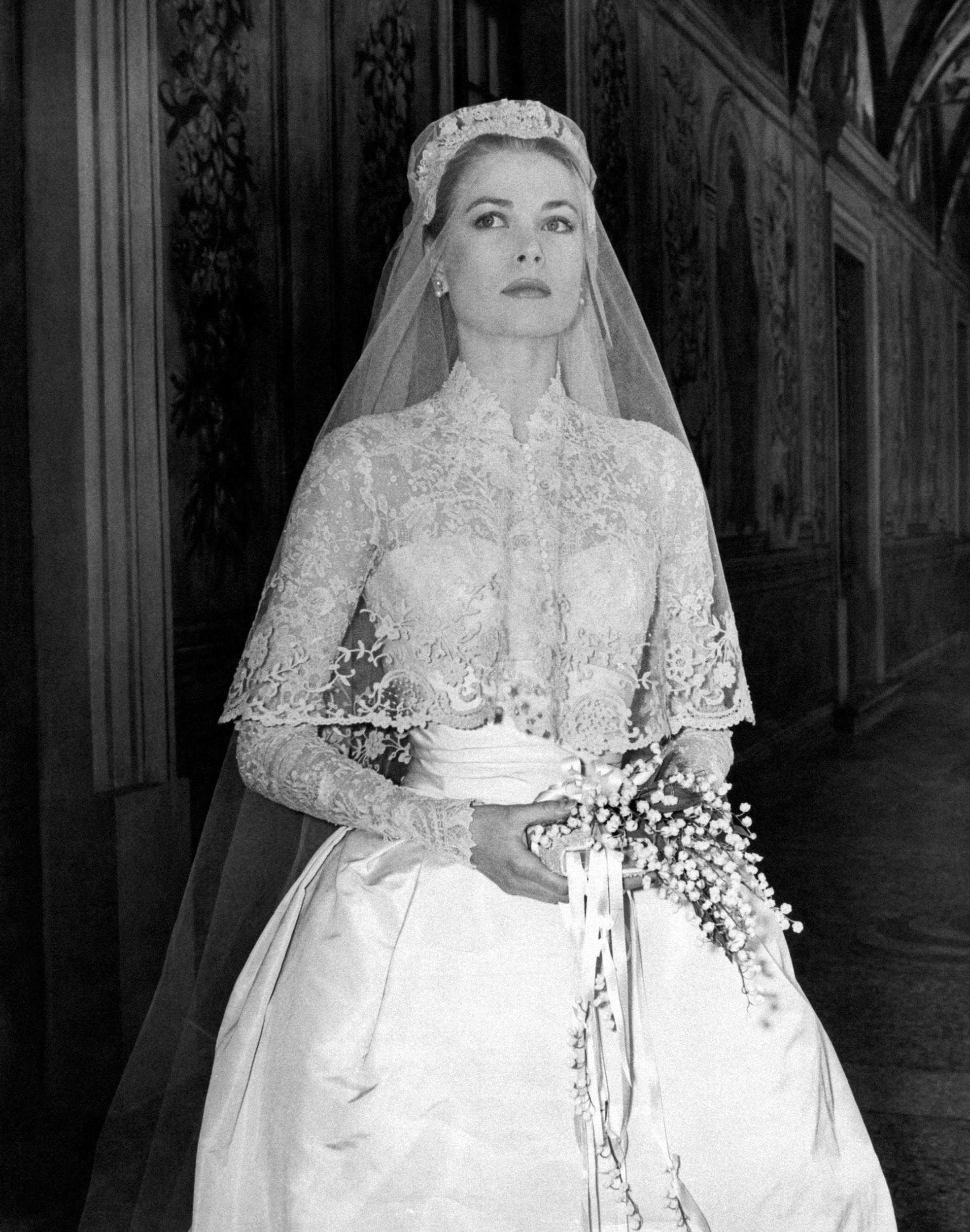 Tượng đài thời trang Grace Kelly lộng lẫy trong bộ đầm cưới của NTK Helen Rose năm 1956