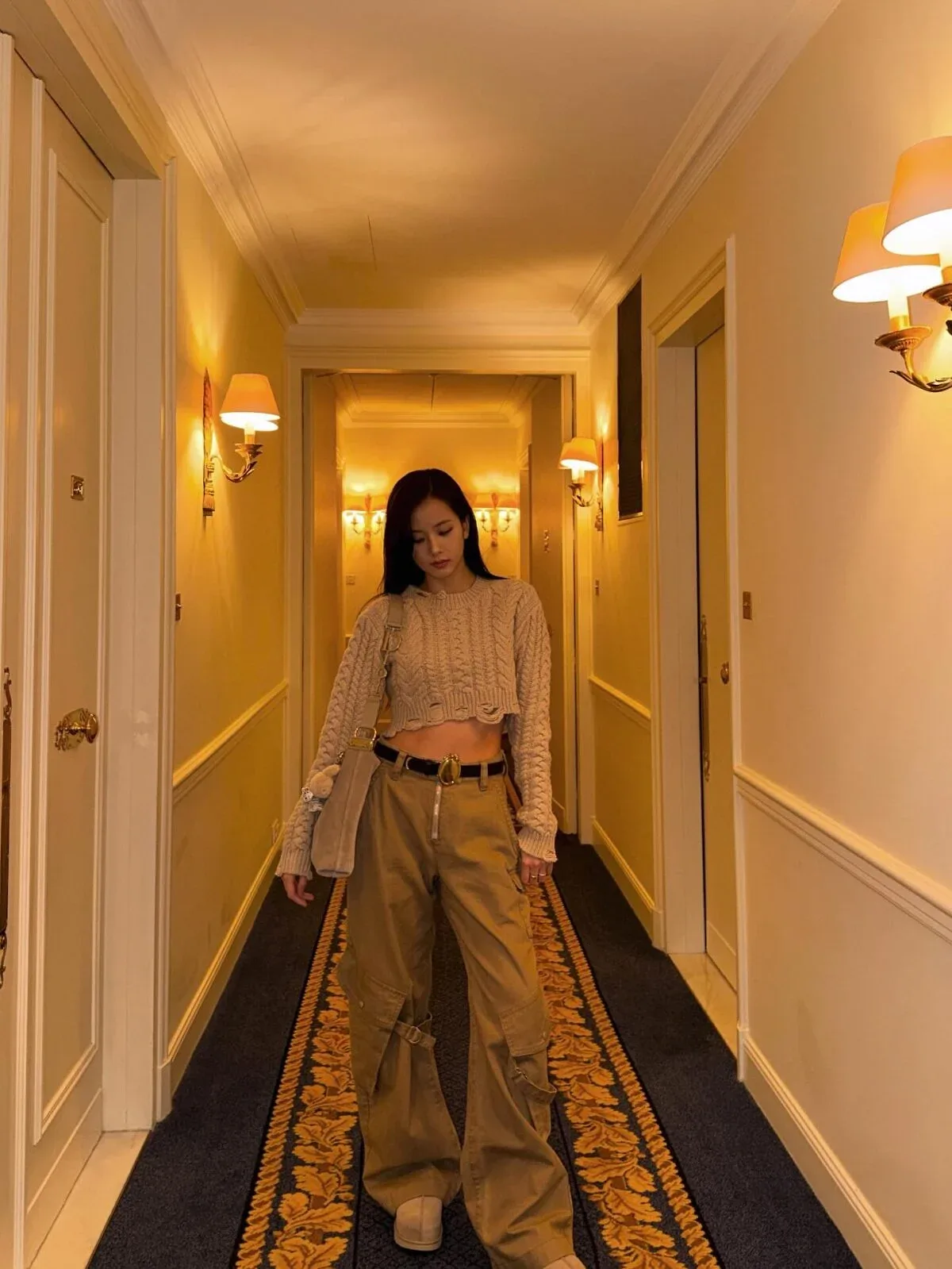 Thắt lưng oval và áo croptop