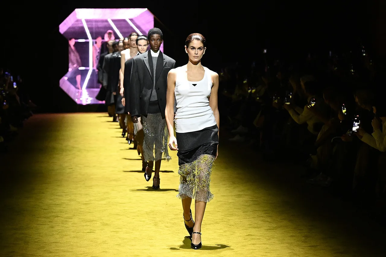 sàn diễn bst prada thu đông 2022
