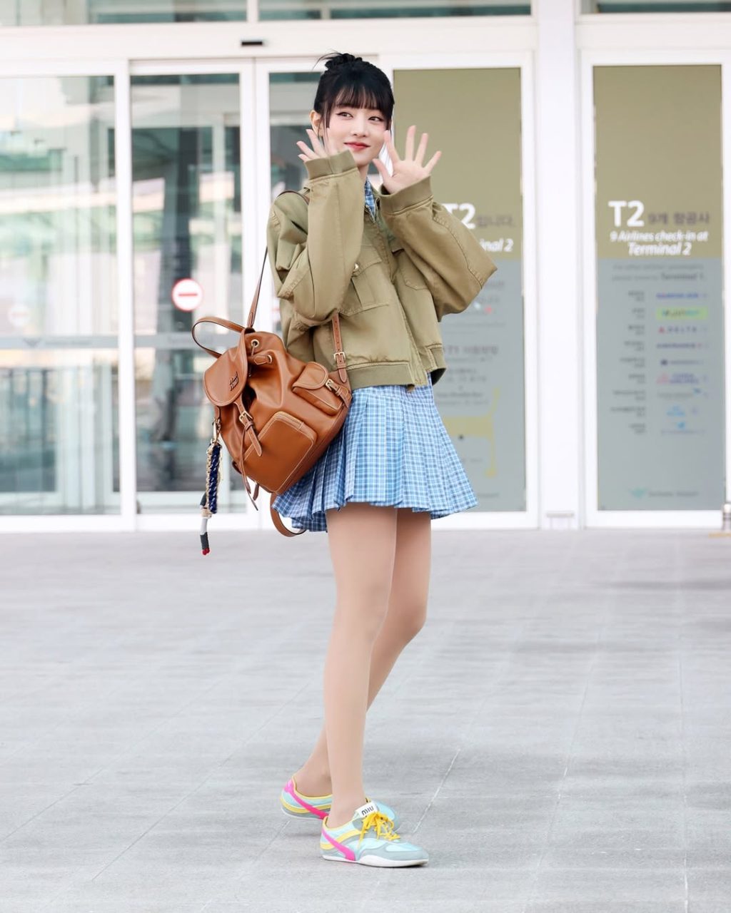 Balo da nâu sậm phối cùng trench coat và giày loafer đồng tông