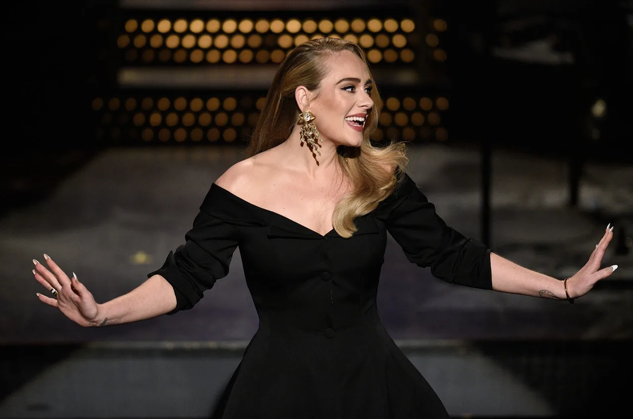 adele mặc đầm đen giao lưu khán giả