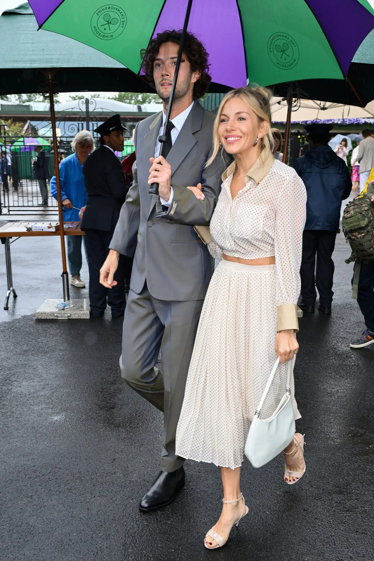 Sienna miller diện váy xoè Kate middleton