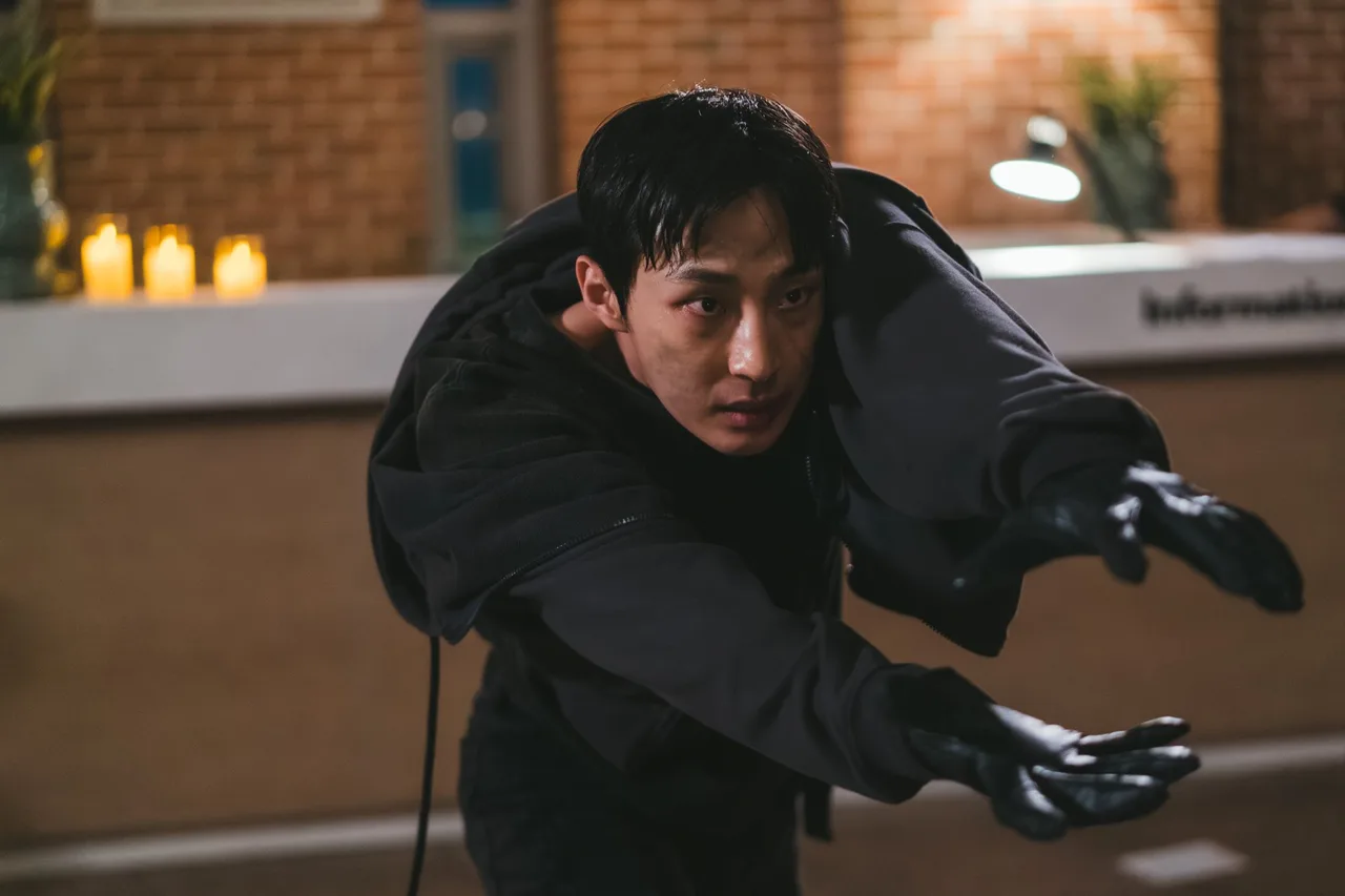 Bae Na Ra thủ vai Kim Pal Ho trong biệt đội siêu khờ