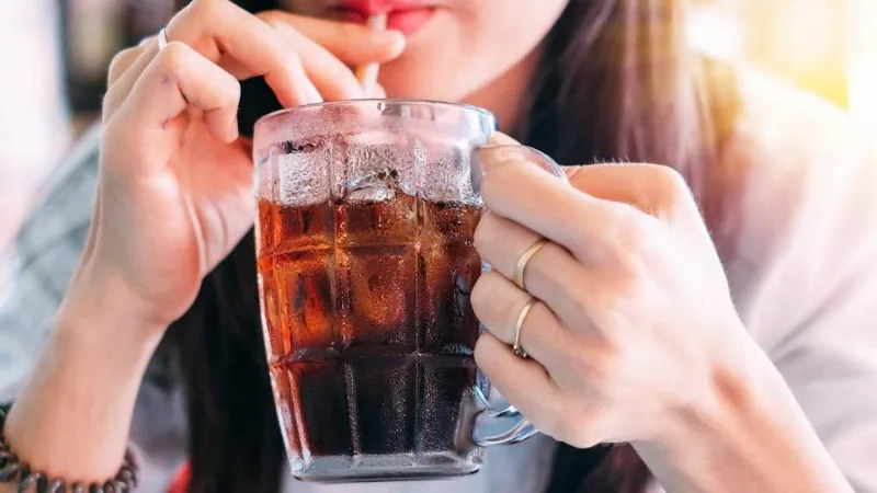Soda ăn kiêng còn được biết đến là một loại thức uống có ga không đường rất được "tín nhiệm" bởi các cô gái đang trong chế độ kiêng cử. giảm cân - uống