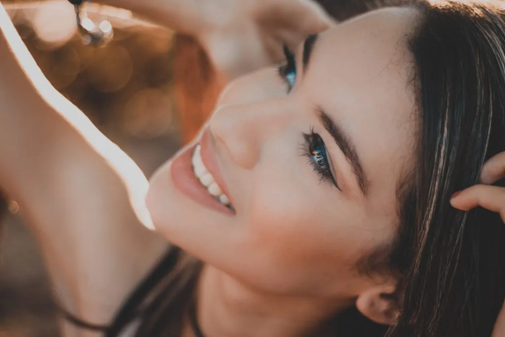 Nếp nhăn-Cô gái đang cười. Nếp nhăn-Cô gái đang cười.