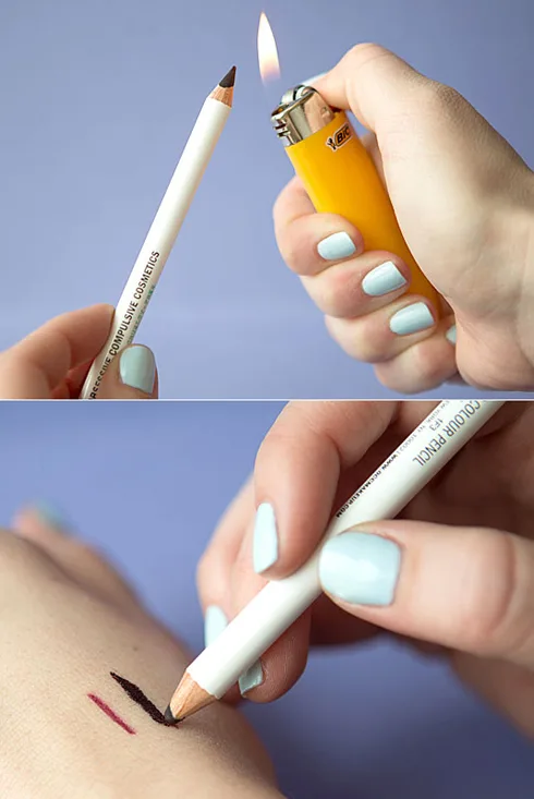 1. Biến kẻ mắt bút chì thành kẻ mắt gel Hãy hơ nóng đầu bút chì kẻ mắt của bạn trong 1,2 giây, sau đó để nguội trong khoảng 10 giây rồi vẽ mắt. Bạn sẽ có được kết quả giống hệt khi dùng gel kẻ mắt.