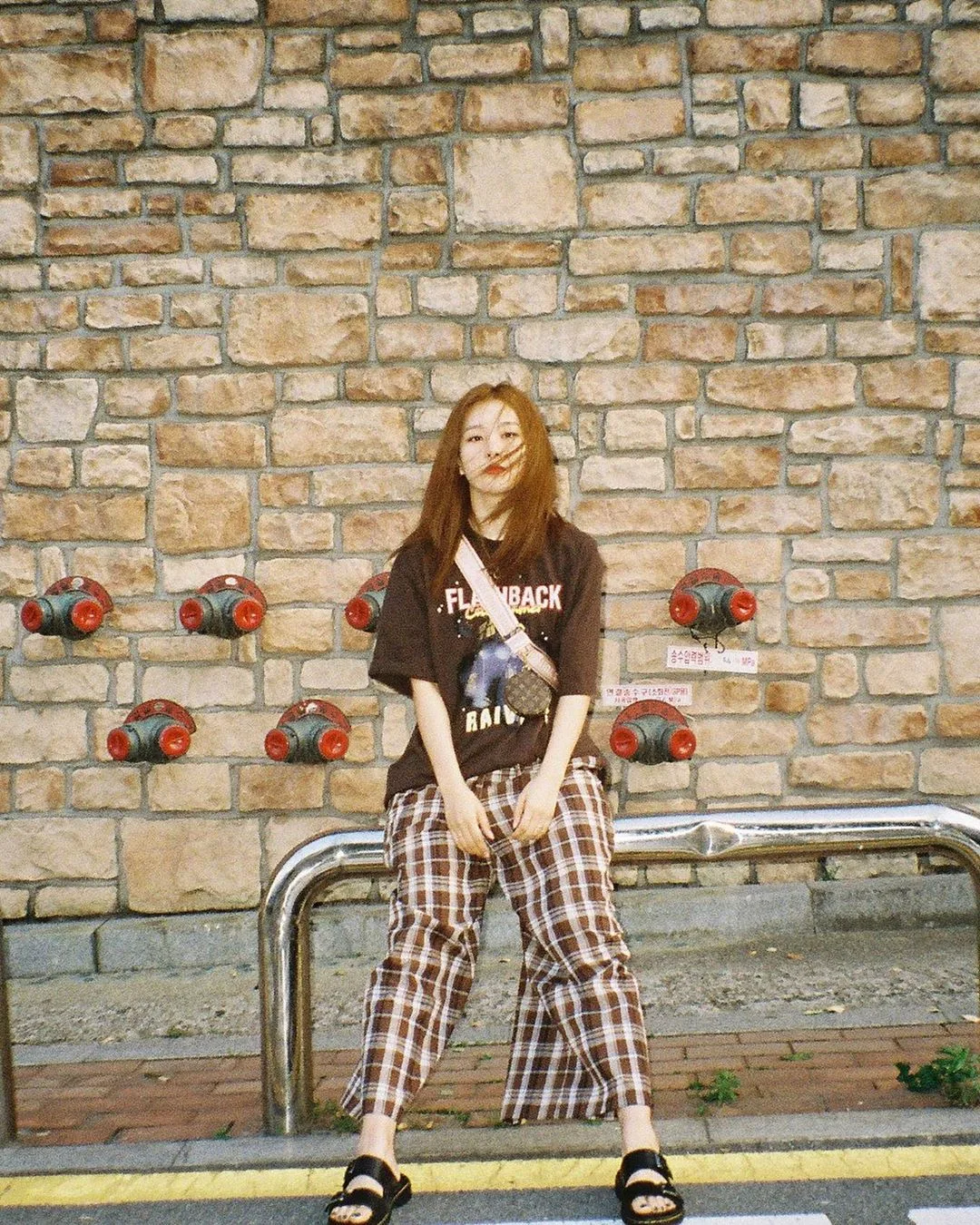 seulgi mặc quần caro với áo thun in graphic màu đen