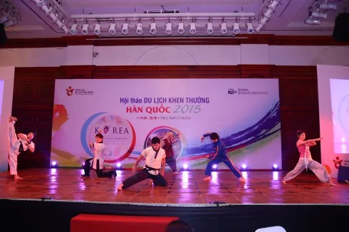 Nhóm nghệ sỹ Jump Show đến từ Hàn Quốc mang đến tiết mục nghệ thuật độc đáo, kết hợp giữa nhảy hiện đại, hài kịch và võ taekwondo truyền thống.