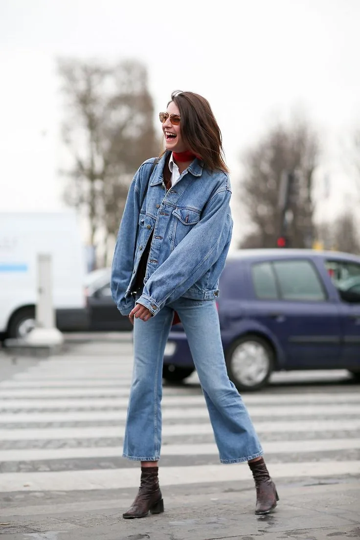Nên: Mặc chất liệu vải denim sờn, tua rua...