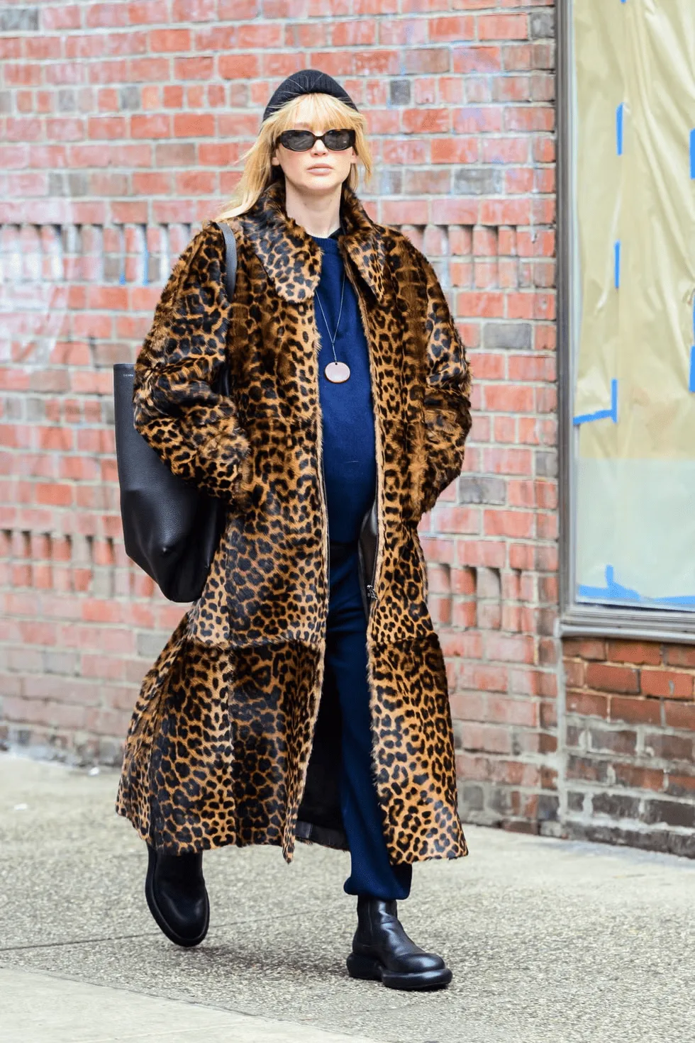 Jennifer Lawrence diện trench coat hoạ tiết da báo