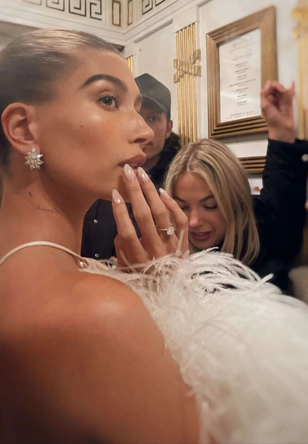 Hailey Bieber gây sốt với nail tráng gương. Hailey Bieber gây sốt với nail tráng gương.