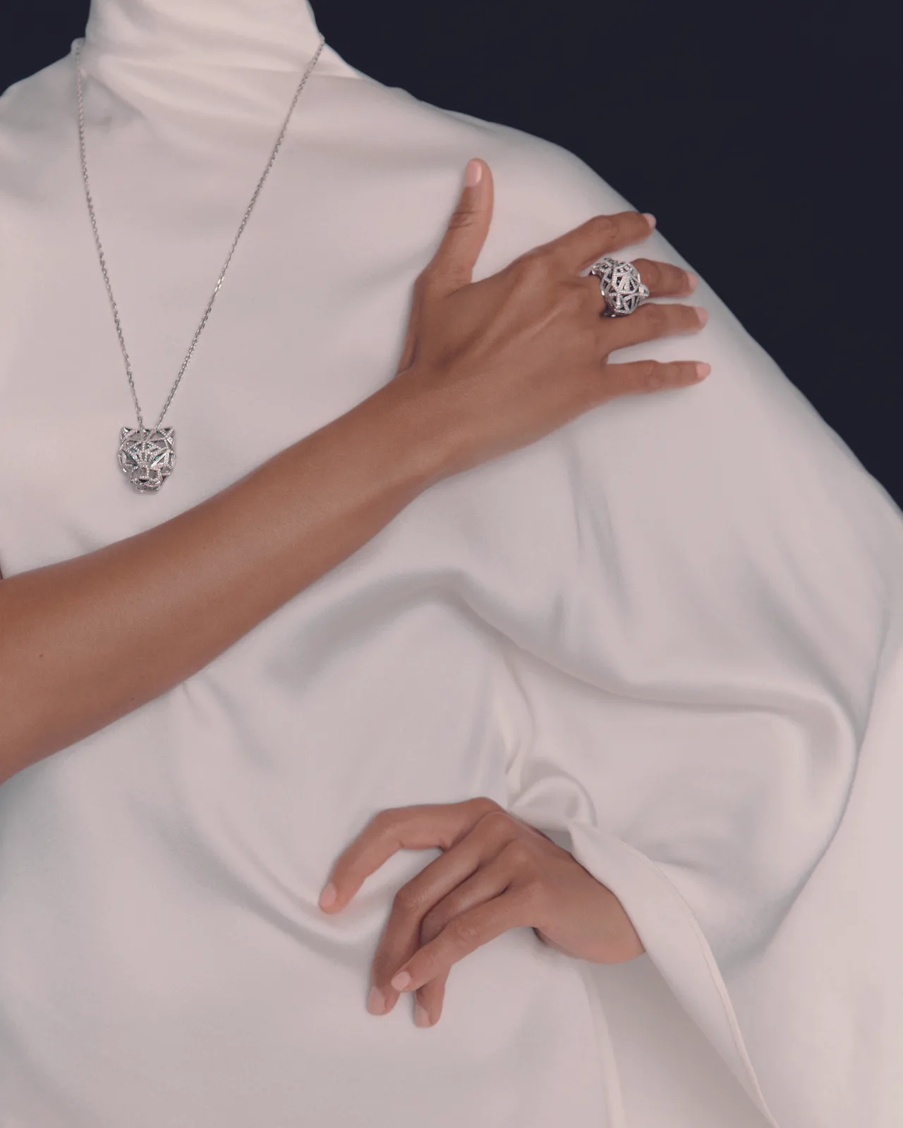 bản phối vòng cổ và nhẫn Zoe Saldaña x Panthere