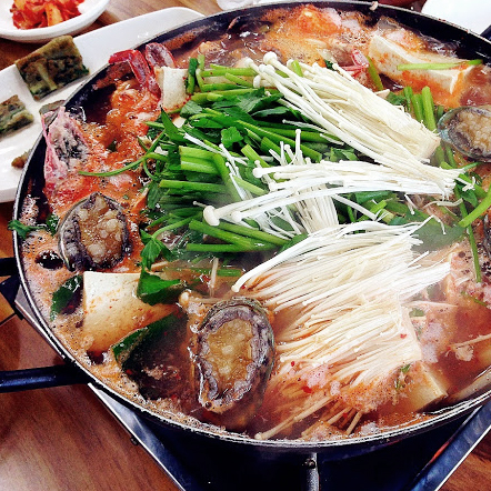 Nước lẩu cay nhẹ và ngọt thanh vị hải sản. (nguồn: @visitkorea)