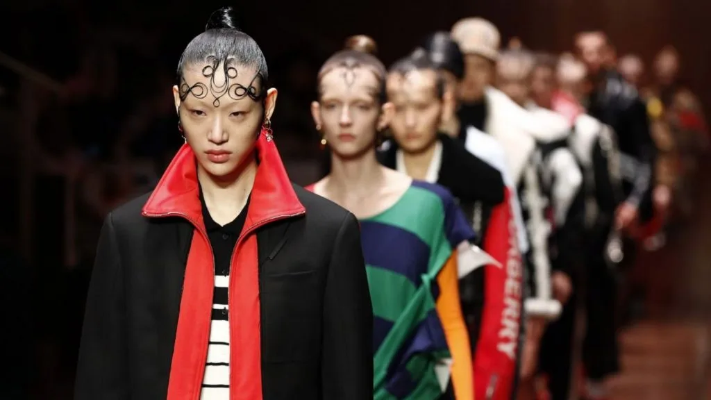 người mẫu sora choi trình diễn bộ sưu tập burberry Xuân - Hè 2019 3