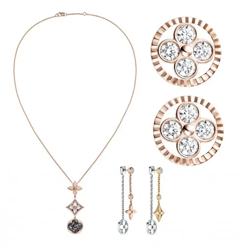 Hoa tai Puces d’oreilles với motif hình hoa cách điệu trên nền chất liệu vàng trắng và kim cương. Thiết kế vòng cổ Pendentif thanh mảnh trên nền chất liệu vàng hồng, kim cương, xà cừ trắng và ghi. Hoa tai Pendants d’oreilles nổi bật với dây xích làm từ chất liệu vàng hồng, trắng và vàng cùng hạt kim cương trang trí