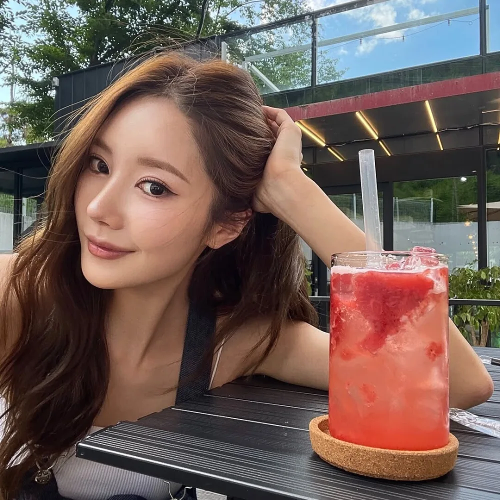cô gái bên ly nước ép bưởi