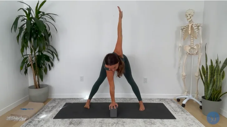 Động tác yoga tốt cho lưng Phụ nữ tập động tác yoga tốt cho lưng